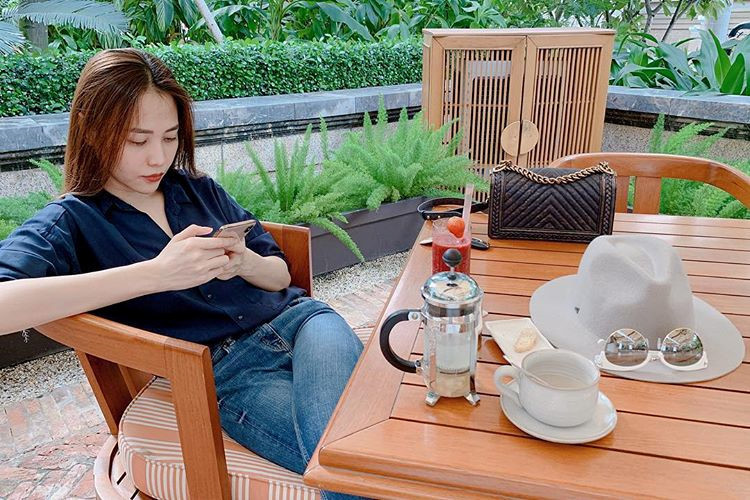 Đàm Thu Trang, vợ sắp cưới của doanh nhân Cường Đô La, chuộng style đơn giản, trẻ trung. Một trong những công thức phối đồ yêu thích của cô là jeans và sơ mi. Cô có bộ sưu tập áo với kiểu dáng gần như giống nhau, màu sắc trung tính, không quá rực rỡ. Đàm Thu Trang, vợ sắp cưới của doanh nhân Cường Đô La, chuộng style đơn giản, trẻ trung. Một trong những công thức phối đồ yêu thích của cô là jeans và sơ mi. Cô có bộ sưu tập áo với kiểu dáng gần như giống nhau, màu sắc trung tính, không quá rực rỡ.