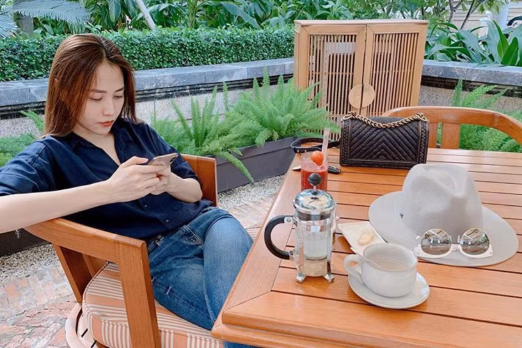 Đàm Thu Trang, vợ sắp cưới của doanh nhân Cường Đô La, chuộng style đơn giản, trẻ trung. Một trong những công thức phối đồ yêu thích của cô là jeans và sơ mi. Cô có bộ sưu tập áo với kiểu dáng gần như giống nhau, màu sắc trung tính, không quá rực rỡ.