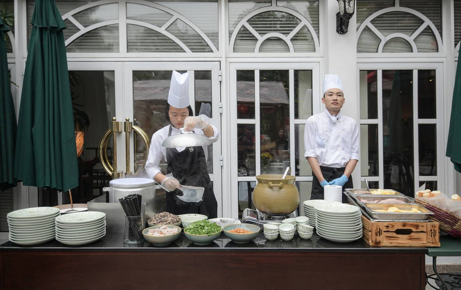 Những món ăn do đầu bếp của khách sạn chuẩn bị khá đa dạng về lựa chọn với cả món Việt và món Tây. Sau một vòng tham quan khu chợ, Zivko, du khách Serbia lần đầu đến Việt Nam, chia sẻ, anh cảm thấy mọi thứ đều mới lạ và thú vị. “Trước khi đến đây, tôi đã đi bộ quanh khu phố cổ một buổi. Rất đông người ra đường để chuẩn bị cho năm mới. Tôi thấy hoa nở rực rỡ ở khắp nơi”, Zivko nói. 