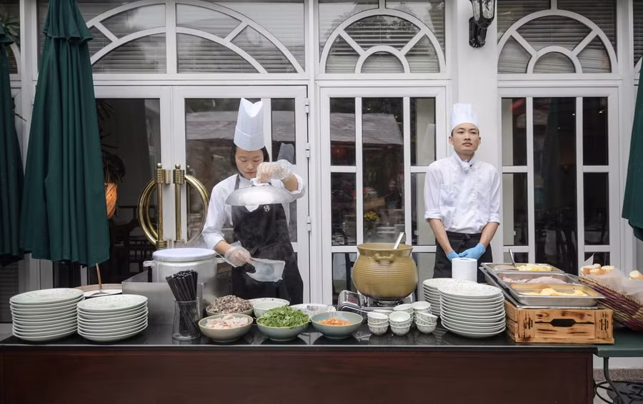 Những món ăn do đầu bếp của khách sạn chuẩn bị khá đa dạng về lựa chọn với cả món Việt và món Tây. Sau một vòng tham quan khu chợ, Zivko, du khách Serbia lần đầu đến Việt Nam, chia sẻ, anh cảm thấy mọi thứ đều mới lạ và thú vị. “Trước khi đến đây, tôi đã đi bộ quanh khu phố cổ một buổi. Rất đông người ra đường để chuẩn bị cho năm mới. Tôi thấy hoa nở rực rỡ ở khắp nơi”, Zivko nói. 