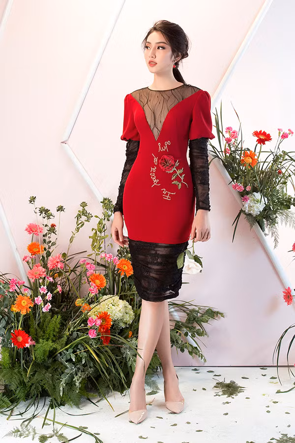 Nhiều mẫu thiết kế trong bộ sưu tập này còn được tạo điểm nhấn bằng hoạ tiết thêu, đính kết hoa nổi kỳ công.