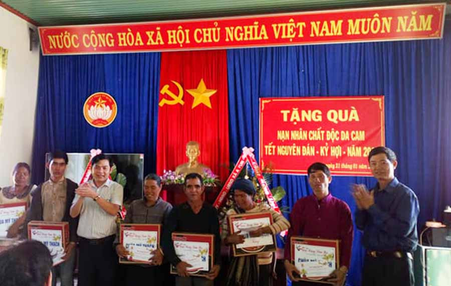 Hội Nạn nhân CĐDC/Dioxin huyện Chư Sê trao tặng quà cho các đối tượng tại thị trấn Chư Sê. Ảnh: Hoàng Cư 