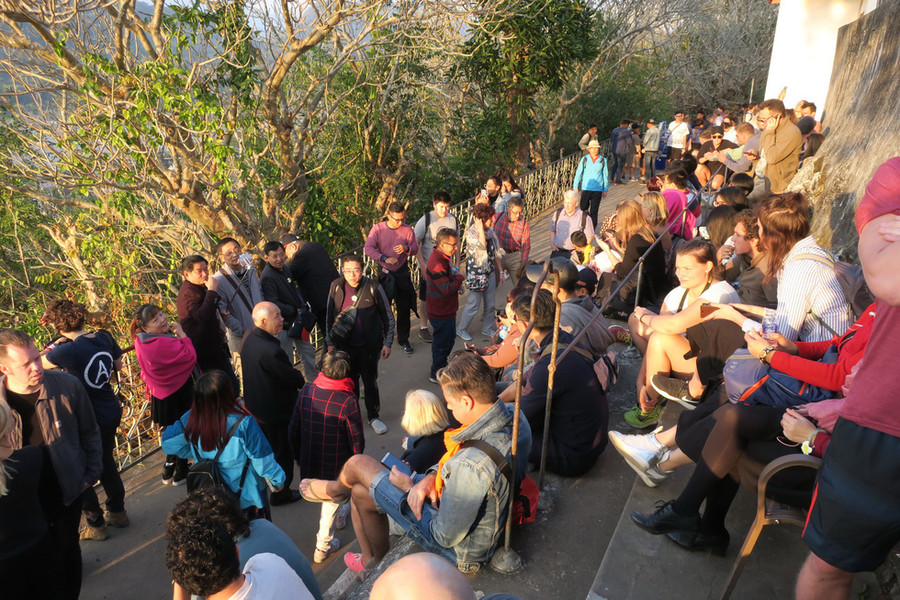  Nhiều du khách lên đỉnh từ sớm để có chỗ đẹp ngắm hoàng hôn - Ảnh: T.T.D.