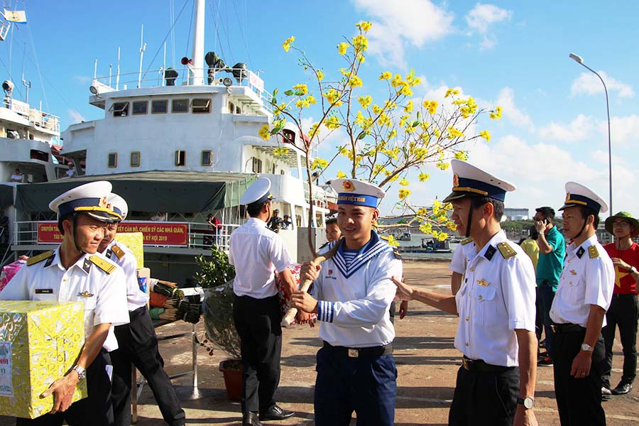 Các chiến sĩ tất bật chuyển hàng hóa lên tàu. Ảnh: Mai Thắng Các chiến sĩ tất bật chuyển hàng hóa lên tàu. Ảnh: M.T