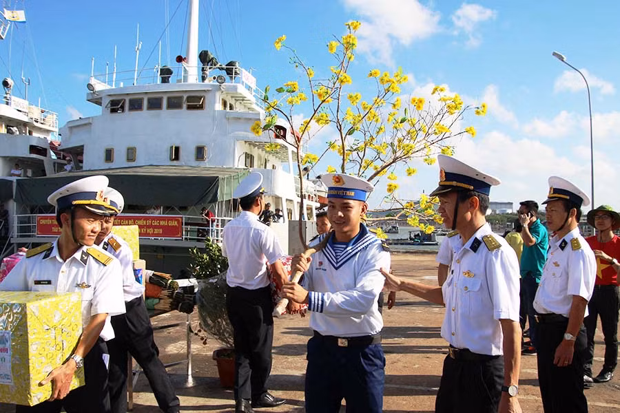  Các chiến sĩ tất bật chuyển hàng hóa lên tàu. Ảnh: M.T