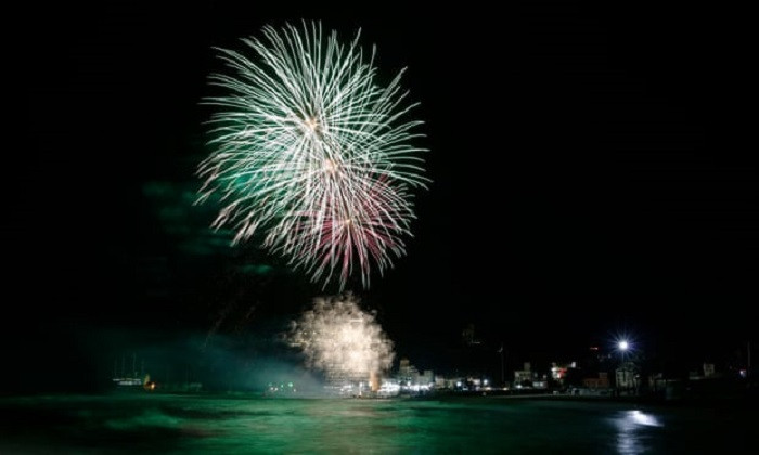  Pháo hoa trên bầu trời Gangneung, Hàn Quốc mừng 2019. (Ảnh: The Guardian)