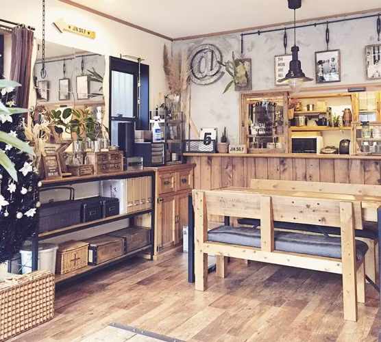  Nội thất trong nhà chủ yếu làm từ gỗ tái chế, màu sắc tự nhiên, gần gũi.