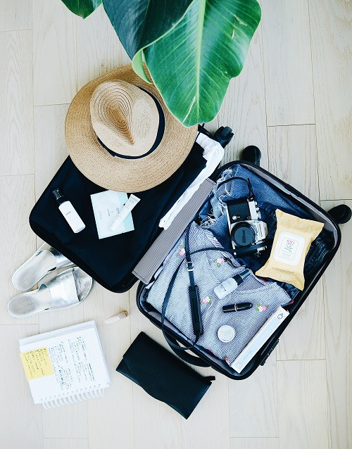 Để an toàn, tránh thất lạc, bạn nên để những vật dụng giá trị, giấy tờ tuỳ thân vào túi nhỏ và luôn mang bên người. Để an toàn, tránh thất lạc, bạn nên để những vật dụng giá trị, giấy tờ tuỳ thân vào túi nhỏ và luôn mang bên người.