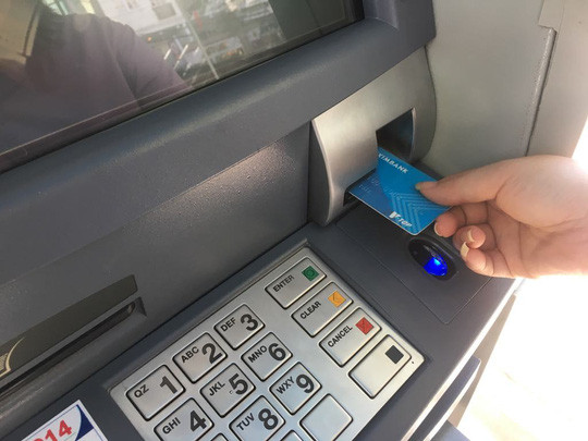 Cuối năm nay, hàng chục triệu thẻ ATM phải chuyển đổi từ thẻ từ sang thẻ chip. Ảnh: Linh Anh