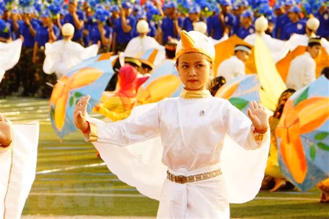 Điệu múa truyền thống trong chương trình văn nghệ. (Ảnh: Nhóm P/v TTXVN tại Campuchia) Điệu múa truyền thống trong chương trình văn nghệ. (Ảnh: Nhóm P/v TTXVN tại Campuchia)