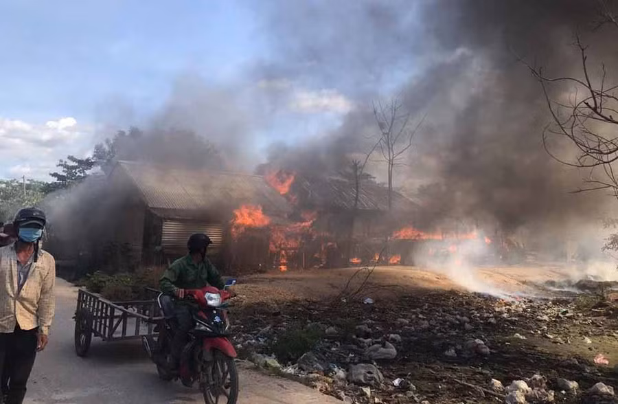 Ngọn lửa đã thiêu rụi 3 căn nhà. Ảnh: Văn Ngọc