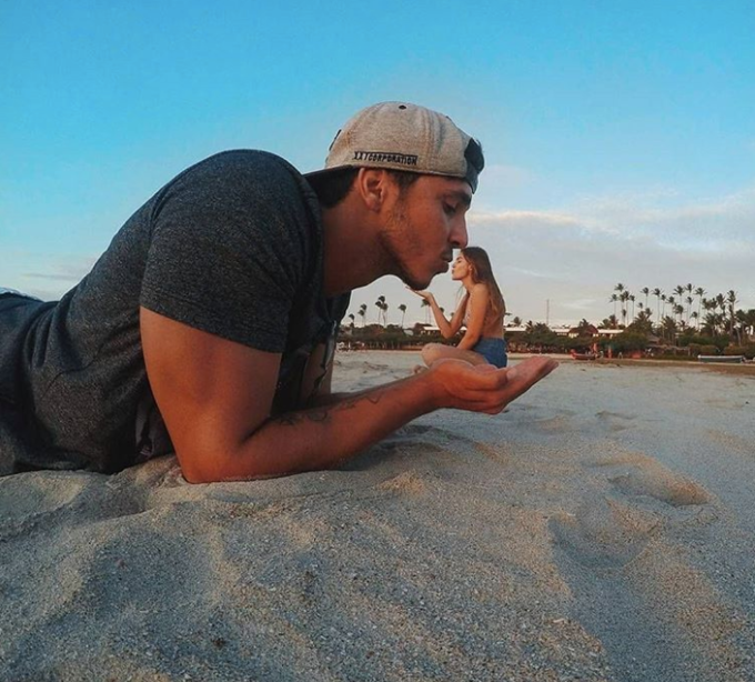 Nếu chụp ảnh du lịch với bạn gái kiểu tình tứ, vòng tay trái tim đã quá lỗi thời thì bạn có thể thử dáng 