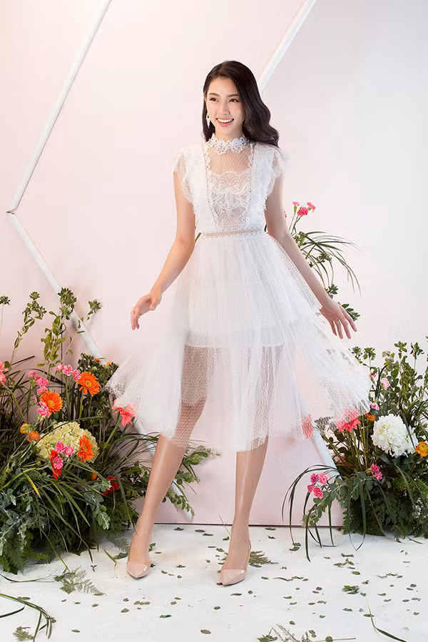  Nhà thiết kế lựa chọn chất liệu ren vốn đã trở thành thương hiệu để tạo ra những mẫu váy áo 'nửa kín nửa hở', khai thác vẻ đẹp gợi cảm cho người mặc.