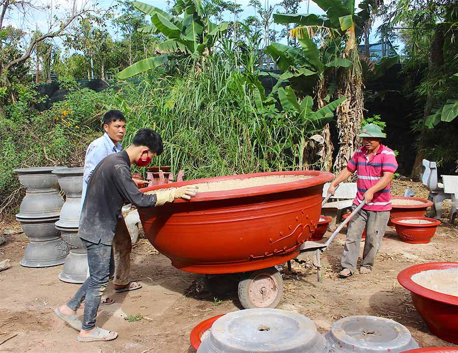 Các cơ sở đúc chậu kiểng tất bật hơn mỗi dịp Tết đến Xuân về. Ảnh: Hồng Thi Các cơ sở đúc chậu kiểng tất bật hơn mỗi dịp Tết đến Xuân về. Ảnh: Hồng Thi