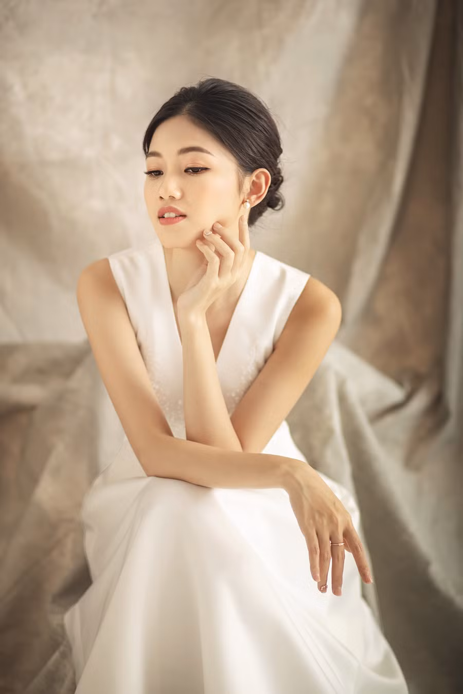 Hóa mình thành một quý cô châu Âu chính hiệu, nhan sắc sinh năm 1994 ngày càng đẹp, sang. Hậu trăng mật, Á hậu Thanh Tú khoe bộ ảnh cô dâu đẹp mơ màng