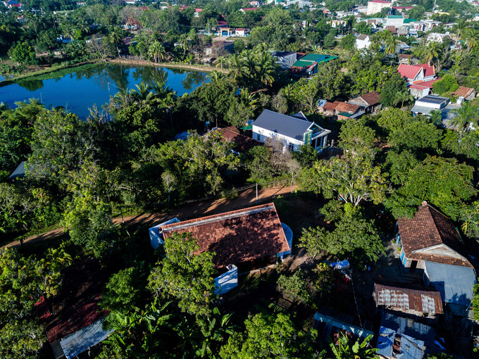 Nhà nằm trong khu làng nhỏ phía tây bắc tỉnh Đắk Lắk, giáp ranh với lãnh thổ Campuchia. Kiến trúc ở đây có sự pha trộn của nhiều vùng miền khác nhau do phần lớn người dân di cư vào đây làm kinh tế mới. Nhà nằm trong khu làng nhỏ phía tây bắc tỉnh Đắk Lắk, giáp ranh với lãnh thổ Campuchia. Kiến trúc ở đây có sự pha trộn của nhiều vùng miền khác nhau do phần lớn người dân di cư vào đây làm kinh tế mới.
