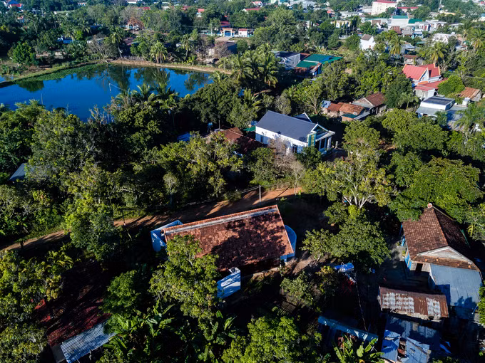 Nhà nằm trong khu làng nhỏ phía tây bắc tỉnh Đắk Lắk, giáp ranh với lãnh thổ Campuchia. Kiến trúc ở đây có sự pha trộn của nhiều vùng miền khác nhau do phần lớn người dân di cư vào đây làm kinh tế mới.