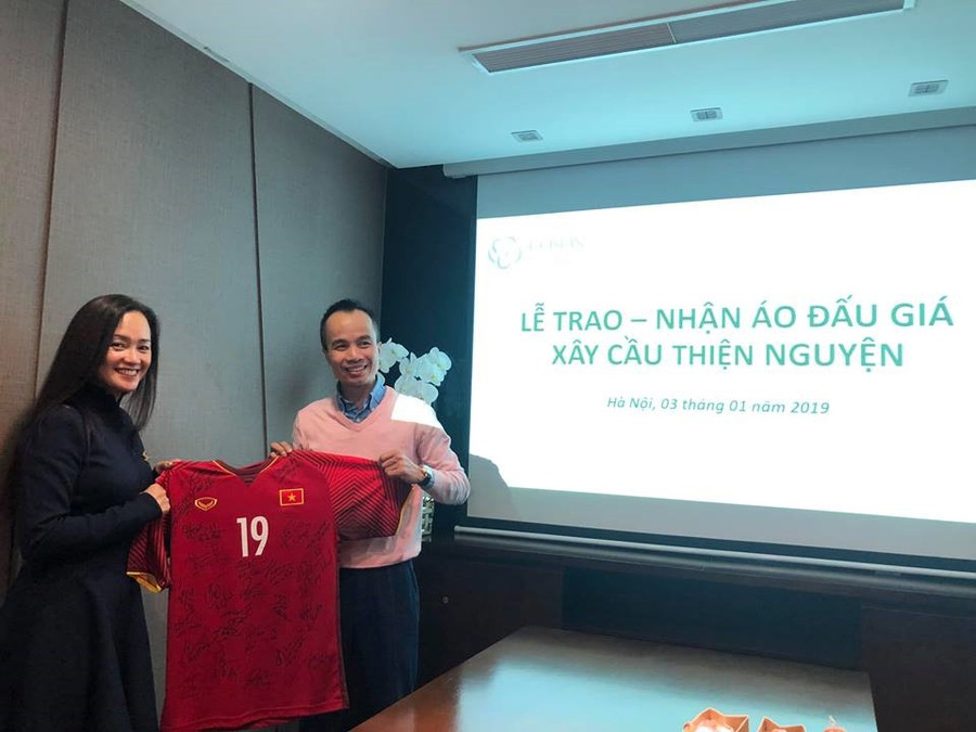 Chiếc áo đấu đã tìm được chủ nhân sau buổi đấu giá và mang về một số tiền lên đến 760 triệu đồng từ nhiều nguồn ủng hộ. Ảnh: Đ.V