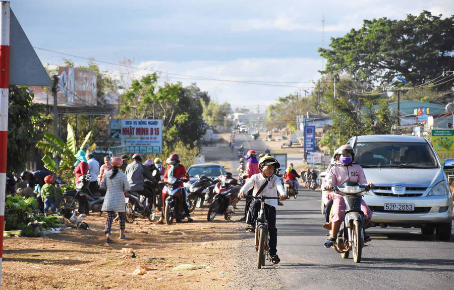 Việc lấn chiếm lòng, lề đường mua bán gây cản trở giao thông tại khu vực này. Ảnh: Hà Phương