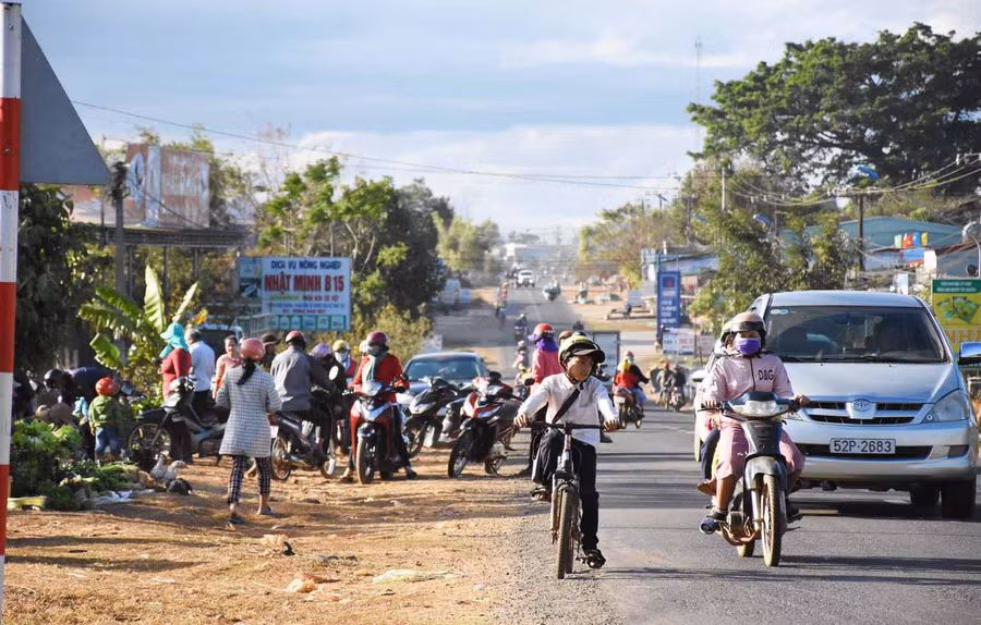 Việc lấn chiếm lòng, lề đường mua bán gây cản trở giao thông tại khu vực này. Ảnh: Hà Phương