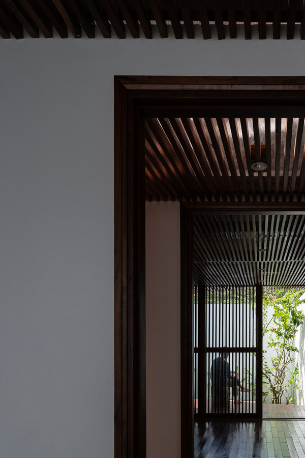 Bên kia đầu hồi của hệ mái là hai phòng ngủ. Phòng ngủ riêng tư nhưng vẫn hòa hợp với không gian bên ngoài. Bên kia đầu hồi của hệ mái là hai phòng ngủ. Phòng ngủ riêng tư nhưng vẫn hòa hợp với không gian bên ngoài.