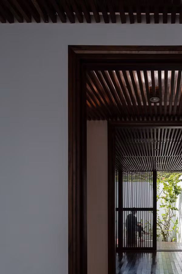  Bên kia đầu hồi của hệ mái là hai phòng ngủ. Phòng ngủ riêng tư nhưng vẫn hòa hợp với không gian bên ngoài.