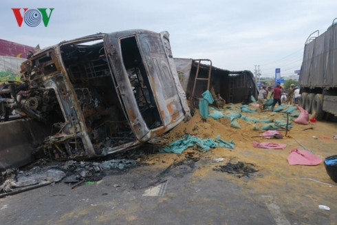 Phần đầu xe bị cháy trơ khung.