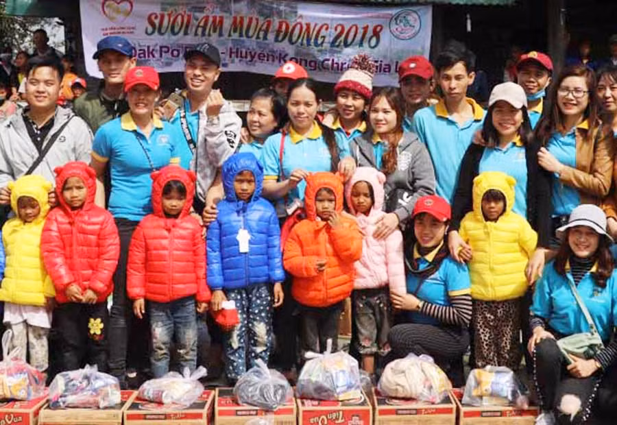  Câu lạc bộ Tấm Lòng Vàng An Khê và Cơ sở Thiện nguyện Từ Tâm Gia Lai tặng gần 600 suất quà cho người nghèo và học sinh xã Đak Pơ Pho, huyện Kông Chro. Ảnh: N.M