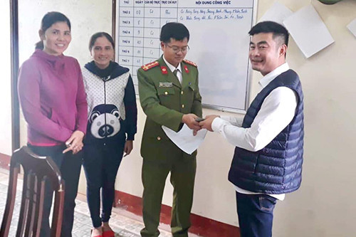 Hai chị em gái bán hàng rong tìm trả lại hơn 40 triệu đồng nhặt được. Ảnh: Công an Quảng Trị