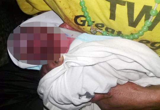 Chị Ka Ph. phát hiện bé trai sơ sinh bỏ rơi trong vườn