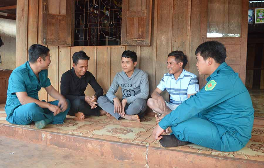 Sau khi phát lệnh, các thành viên tiếp tục tuyên truyền đến thanh niên và gia đình. Ảnh: Anh Huy Sau khi phát lệnh, các thành viên tiếp tục tuyên truyền đến thanh niên và gia đình. Ảnh: Anh Huy