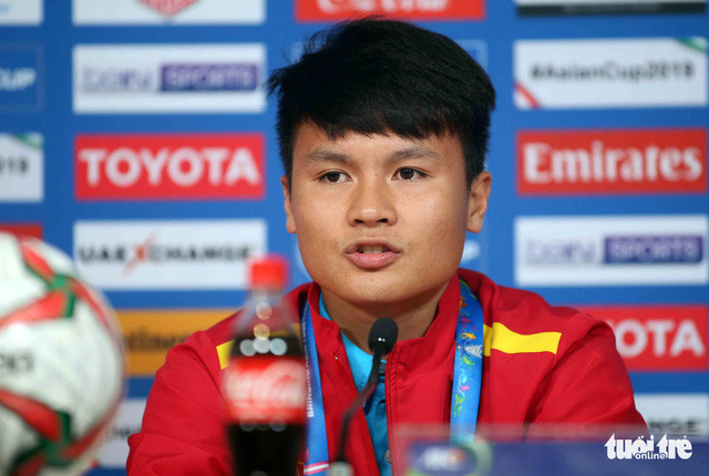  Tiền vệ Nguyễn Quang Hải trả lời ở buổi họp báo - Ảnh: N.K