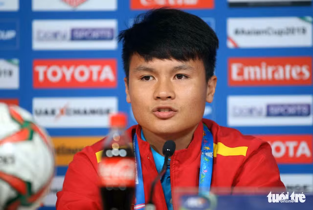  Tiền vệ Nguyễn Quang Hải trả lời ở buổi họp báo - Ảnh: N.K