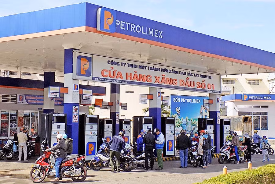 Xăng sinh học E5 ngày càng được nhiều người tiêu dùng ưu tiên lựa chọn. Ảnh: THANH NHẬT