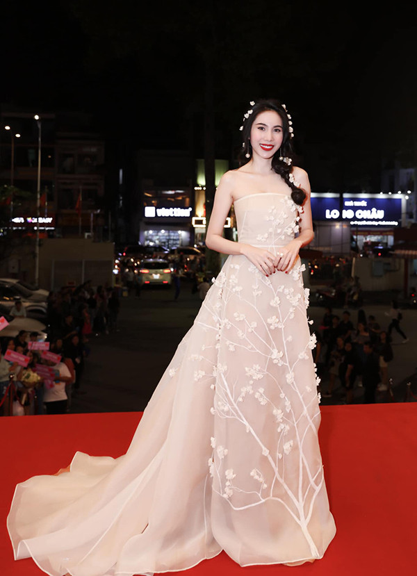 Ca sĩ Thủy Tiên ghi điểm trên thảm đỏ lễ trao giải "Làn sóng xanh" nhờ mẫu váy màu nude đính hoa nổi lãng mạn. Ca sĩ Thủy Tiên ghi điểm trên thảm đỏ lễ trao giải