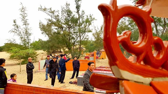  Con cháu tề tựu bên tổ tiên
