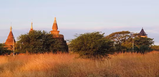 Bagan hiện ra trong ánh mai hồng