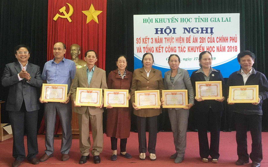 Tặng giấy khen cho các cá nhân, tập thể có nhiều thành tích khuyến học. Ảnh: Hà Phương Tặng giấy khen cho các cá nhân, tập thể có nhiều thành tích khuyến học. Ảnh: Hà Phương