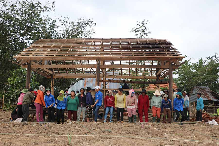 Ngôi nhà sàn nặng hàng tấn được người dân dùng chính sức lực của mình để di dời về vị trí mới. Ảnh: Ngọc Minh Ngôi nhà sàn năng hàng tấn được người dân dùng chính sức lực của mình để di dời về vị trí mới. Ảnh: Ngọc Minh