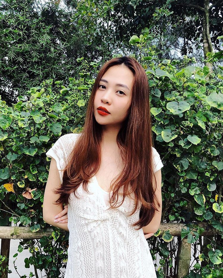 Với đầm, chân dài sinh năm 1989 thường chọn váy dáng dài nữ tính, nhẹ nhàng, không quá sexy, gợi cảm. Với đầm, chân dài sinh năm 1989 thường chọn váy dáng dài nữ tính, nhẹ nhàng, không quá sexy, gợi cảm.