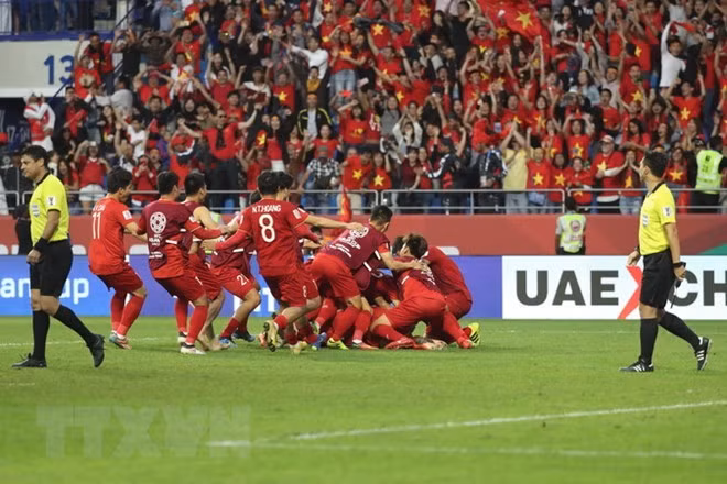  Niềm vui chiến thắng của các cầu thủ Việt Nam trong trận đấu gặp tuyển Jordan vòng 1/8 AFC Asian Cup 2019 tại Dubaicủa UAE ngày 20/1. (Ảnh: AFP/TTXVN)