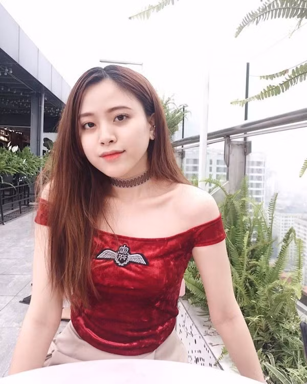 Có tới 28 thành viên, theo đuổi dòng nhạc pop, các phần trình diễn của SGO48 hầu hết theo nhóm với đội hình di chuyển liên tục. Với Linh Mai, đó là một thử thách lớn, bởi ban đầu cô được đào tạo để trở thành ca sĩ solo. 