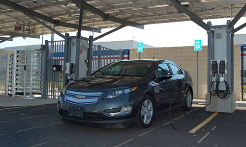 Xe điện của Chevrolet sạc điện tại bãi đỗ. Ảnh: Autotrader. Xe điện của Chevrolet sạc điện tại bãi đỗ. Ảnh: Autotrader.