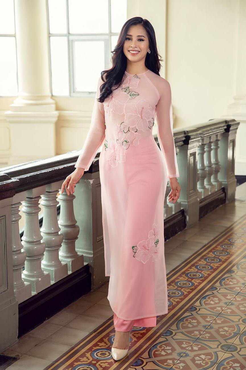 Hoa hậu Tiểu Vy khoe nhan sắc ngọt ngào, quyến rũ trong tà áo dài gam màu hồng pastel. Hoa hậu Tiểu Vy khoe nhan sắc ngọt ngào, quyến rũ trong tà áo dài gam màu hồng pastel.