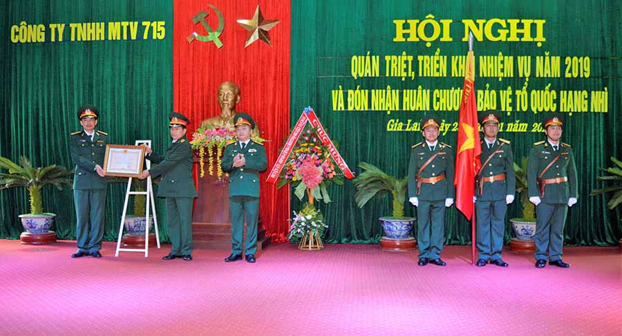 Công ty 715 đón nhận Huân chương bảo vệ Tổ quốc hạng nhì. Ảnh: Đ.Y  Công ty 715 đón nhận Huân chương bảo vệ Tổ quốc hạng nhì. Ảnh: Đ.Y