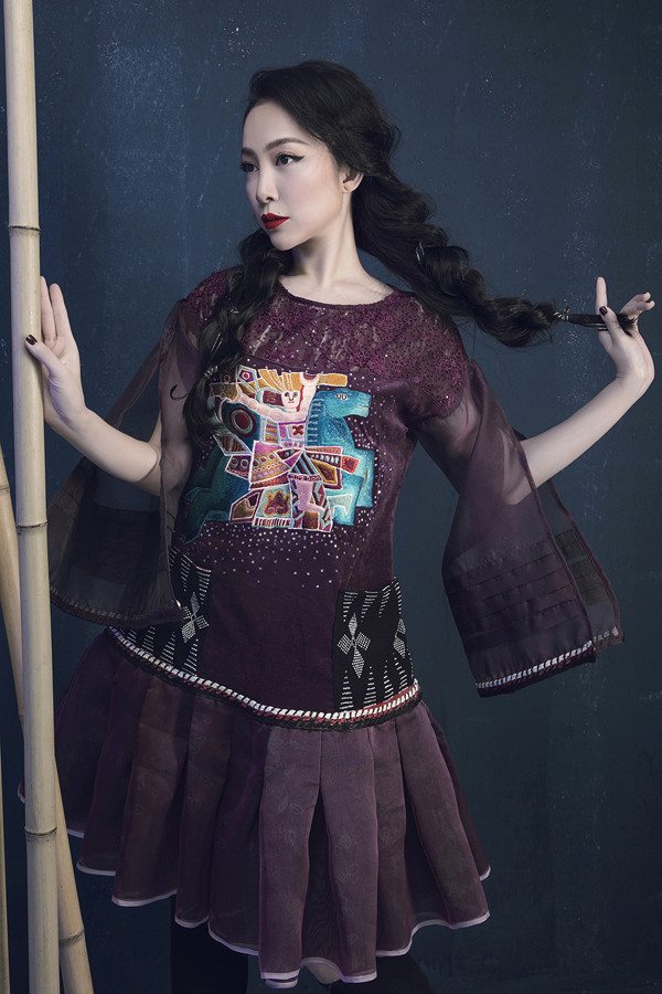 Thông qua các thiết kế, anh mong truyền được ngọn lửa về tình yêu với văn hóa dân gian cho thế hệ trẻ. Thông qua các thiết kế, anh mong truyền được ngọn lửa về tình yêu với văn hóa dân gian cho thế hệ trẻ.