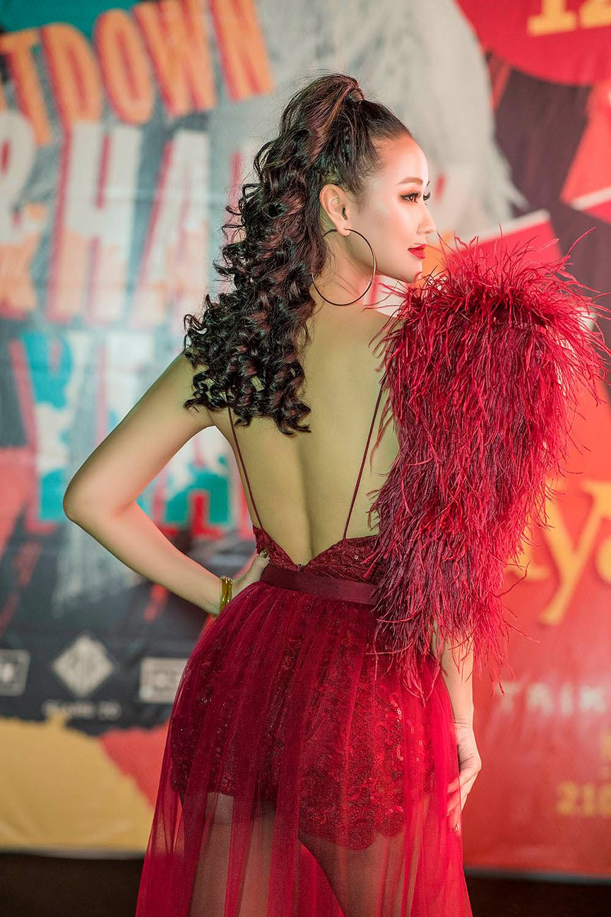 Gần đây nữ ca sĩ đã quyết định đưa con gái về Hà Nội định cư, đồng thời ra mắt ca khúc mới mang tên 'Lừa dối'.  Gần đây nữ ca sĩ đã quyết định đưa con gái về Hà Nội định cư, đồng thời ra mắt ca khúc mới mang tên 'Lừa dối'.