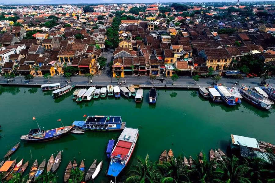 Tấp nập thuyền chở khách trên sông Hoài