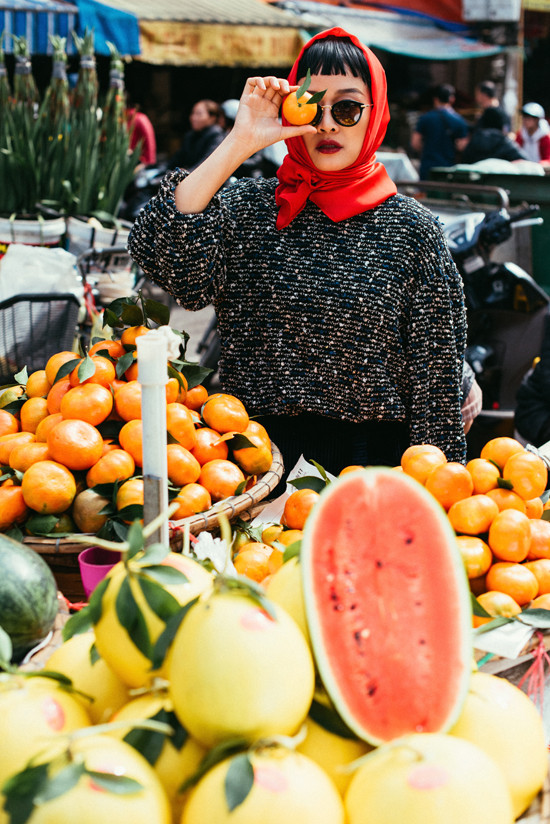 Phí Linh chia sẻ: 'Nhìn lại một năm với quá nhiều sự kiện đáng nhớ, tôi muốn làm một điều gì đó khác đi. Năm ngoái tôi đã về Hà Nội thực hiện một bộ hình mang thông điệp sống chậm lại để cảm nhận Tết. Năm nay, cảm hứng tôi muốn mang tới là Tết xưa trong góc nhìn đương thời. Tôi muốn khi xem bộ hình này, những người trẻ hiện đại sẽ quay về với Tết, theo cách của riêng mình. Mỗi người có một cách để thể hiện tình yêu của mình với những giá trị truyền thống'. Phí Linh chia sẻ: 'Nhìn lại một năm với quá nhiều sự kiện đáng nhớ, tôi muốn làm một điều gì đó khác đi. Năm ngoái tôi đã về Hà Nội thực hiện một bộ hình mang thông điệp sống chậm lại để cảm nhận Tết. Năm nay, cảm hứng tôi muốn mang tới là Tết xưa trong góc nhìn đương thời. Tôi muốn khi xem bộ hình này, những người trẻ hiện đại sẽ quay về với Tết, theo cách của riêng mình. Mỗi người có một cách để thể hiện tình yêu của mình với những giá trị truyền thống'.