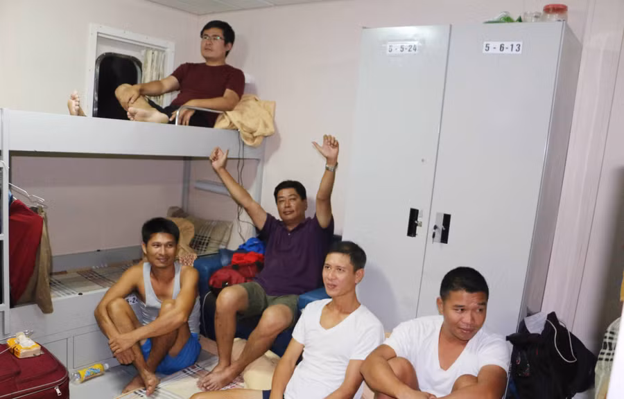 Xem những trận đá bóng trên tàu luôn là một kỷ niệm khó quên. Ảnh: Quang Tấn 